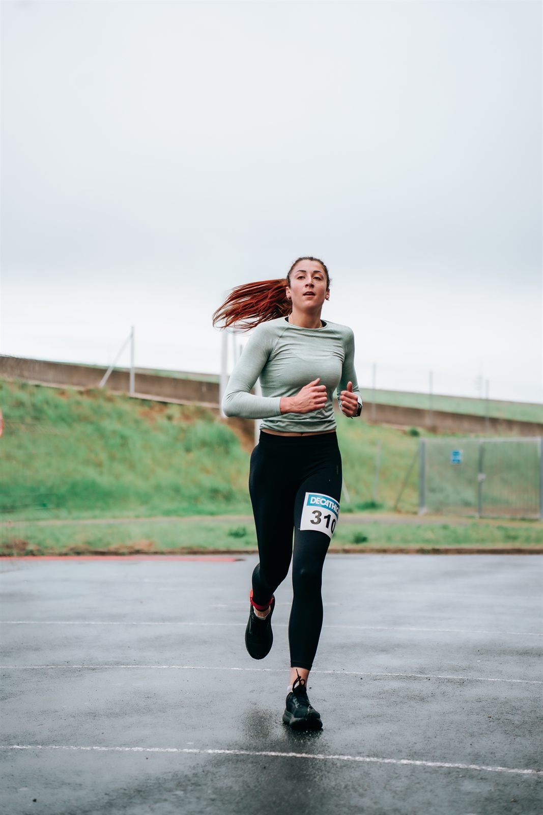 Athlète en course lors d'un entraînement Hyrox dans notre salle de sport à Albi